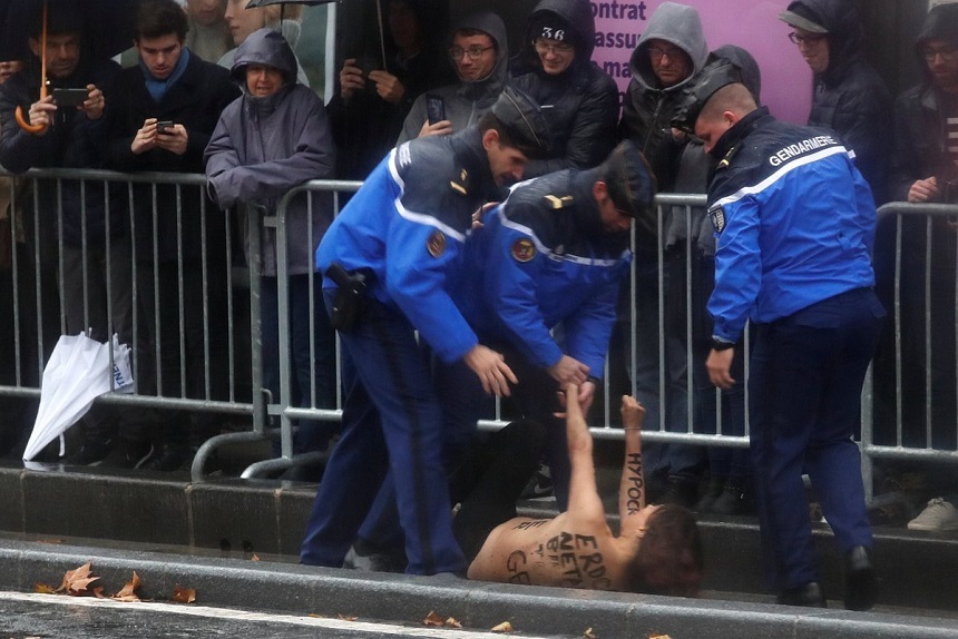 Două activiste Femen, reţinute după ce au trecut de barierele de securitate în timp ce maşina în care se afla Donald Trump trecea pe Champs-Elysees - VIDEO