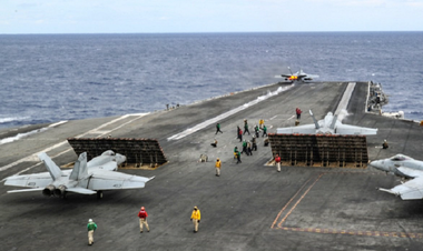 Un avion american de tip F-18 se prebuşeşte în Marea Filipinelor; ambii piloţi, salvaţi