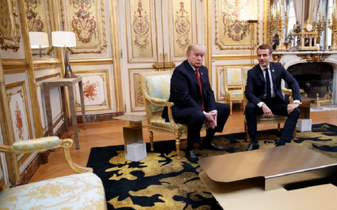 Trump critică Franţa şi-l atacă personal pe Macron după vizita la Paris