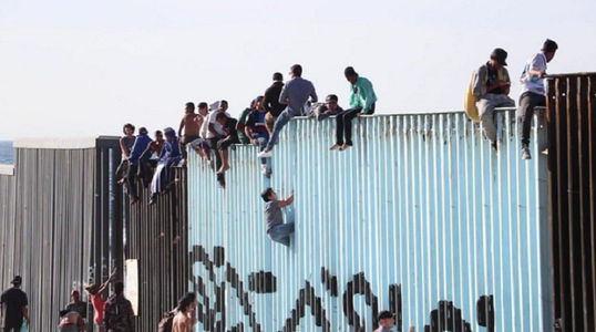 Primele arestări în rândul celor câteva sute de migranţi din caravană sosiţi primii la frontiera dintre Mexic şi SUA