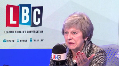 Theresa May, în ofensivă pentru a-şi apăra viitorul şi planul cu privire la Brexit