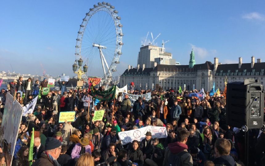 Mii de manifestanţi blochează poduri la Londra, denunţând ”inacţiunea criminală” a Guvernului May în lupta împotriva modificărilor climatice - FOTO, VIDEO