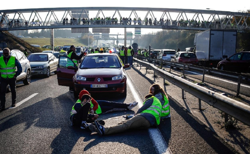 Peste 400 de persoane rănite, dintre care 14 grav, la blocaje organizate de 287.710 de ”veste galbene” în 2.034 de locuri în întreaga Franţă, anunţă Castaner