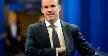 Dominic Raab o acuză pe Theresa May că nu se opune unor intimidări ale europenilor, de lipsă de voinţă politică şi de hotărâre în negocierea Brexitului