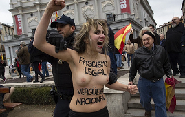 Trei activiste Femen denunţă ”fascismul legal” drept o ”ruşine naţională” la o reuniune în memoria lui Franco 