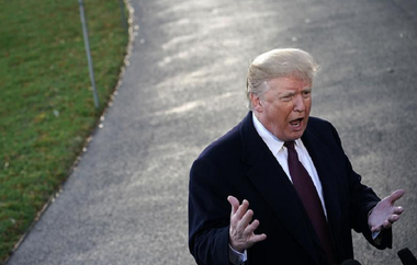 Trump mulţumeşte Arabiei Saudite pentru scăderea preţului petrolului, în pofida unor îndemnuri de a-i aplica sancţiuni