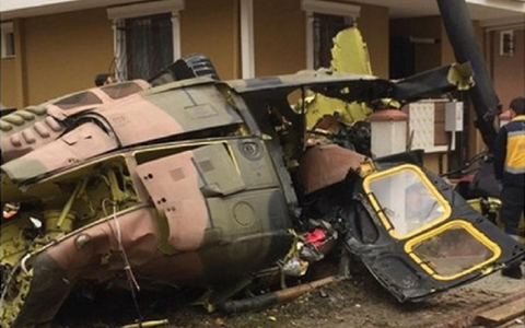 Patru militari morţi la Istanbul, iar unul rănit, în urma prăbuşirii unui elicopter militar care a lovit un acoperiş şi a căzut între blocuri