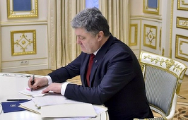 Poroşenko a semnat un decret în vederea instaurării legii marţiale în Ucraina pe o perioadă de două luni, anunţă preşedinţia
