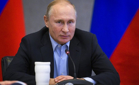 Putin îl acuză pe Poroşenko de “provocări” în Marea Neagră
