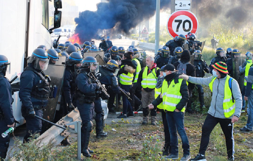 Poliţia din Bruxelles foloseşte tunuri cu apă pentru a dispersa protestatarii inspiraţi de mişcarea „vestelor galbene” din Franţa

