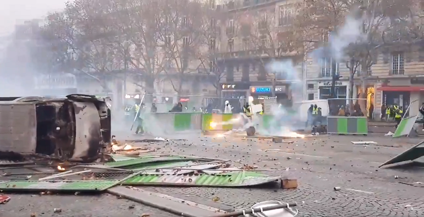UPDATE: Reuniune de urgenţă convocată de preşedintele Franţei în urma violenţelor din Paris. Macron i-a cerut premierului Edouard Philippe să aibă discuţii cu protestatarii