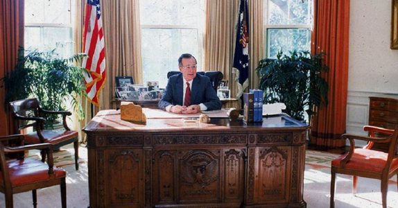 Sicriul lui George H. W.Bush, transferat la Washington cu aeronava prezidenţială, înaintea unei săptămâni de omagii