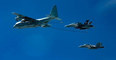 Un puşcaş marin american mort, unul salvat şi alţi cinci daţi dispăruţi în urma coliziunii între un F/A-18 şi un KC-130 în largul Japoniei în timpul unei operaţiuni de realimentare cu carburant în zbor