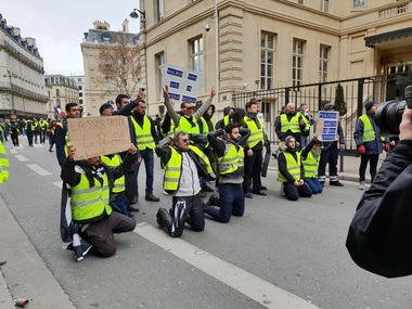 Vestele Galbene, actul 4 - Tensiunea creşte în mai multe zone ale Parisului. Gaze lacrimogene, un lider reţinut la Grenoble şi turişti care încearcă să se bucure de vacanţă