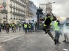 Vestele galbene: Peste 1.000 de persoane, reţinute în Franţa; 55 de răniţi în Paris; tensiunile continuă pe marile artere ale Capitalei / 400 de arestări la Bruxelles