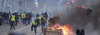 „Actul patru” al „vestelor galbene”, nou bilanţ: Peste 135.000 de participanţi, 1.723 de reţinuţi, filiale bancare vandalizate şi jurnalişti răniţi