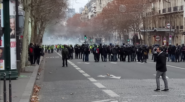 Sindicate din cadrul poliţiei îi cer lui Castaner să depună plângere împotriva unui montaj fotografic în care membri CRS sunt comparaţi cu membri Waffen-SS pe pagina de Facebook “Insoumis France”; LFI cere închiderea acestei pagini