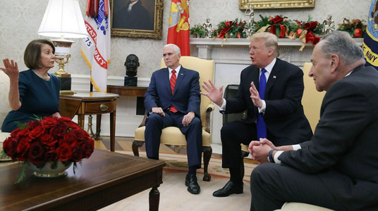 Discuţii pe ton ridicat în Biroul Oval după ce Trump apără ideea zidului de la frontiera cu Mexicul într-o întâlnire cu Nancy Pelosi şi Chuck Schumer