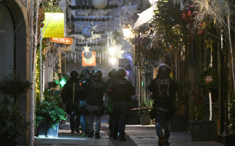 Cinci persoane reţinute în cadrul căutării atacatorului de la Strasbourg; nivelul alertei în domeniul securităţii ridicată; bilanţul revizuit la trei morţi şi 13 răniţi, între care opt grav