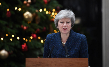 Theresa May, în faţa unui vot asupra unei moţiuni de cenzură conservatoare, luptă ”cu toate forţele”