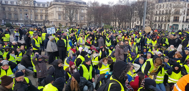 Mobilizare slabă a ”vestelor galbene” şi unele tensiuni la ”actul V”