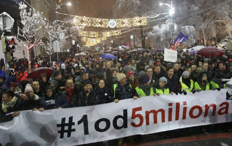 Mii de manifestanţi la Belgrad contra preşedintelui sârb Aleksandr Vucici, în semn de protest faţă de ”violenţa” acestuia şi coaliţiei sale faţă de opoziţie şi presă