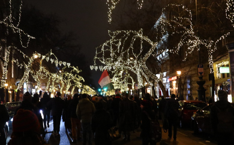 Mii de ungari la manifestaţia ”Crăciun fericit, domnule premier”, a patra în decurs de o săptămână, împotriva noilor legi ale muncii şi tribunalelor administrative