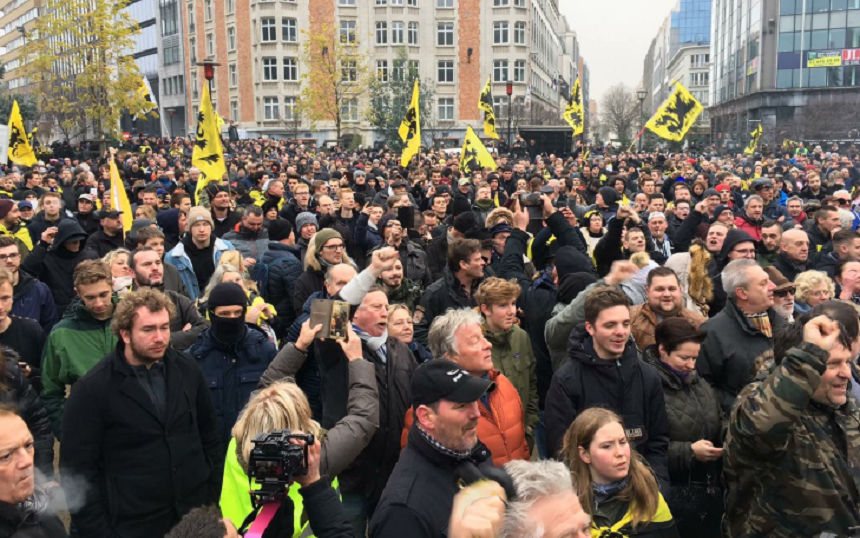 Manifestaţie a extremei drepte la Bruxelles împotriva Pactului Mondial ONU privind Migraţiile pătată de ciocniri cu forţele de ordine şi distrugeri ale unor faţade ale unor clădiri UE; contramanifestaţie a stângii şi ONG-urilor