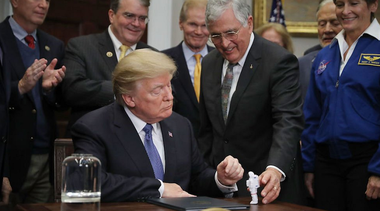 Trump ordonă Pentagonului să înfiinţeze ”Comandament militar al spaţiului”