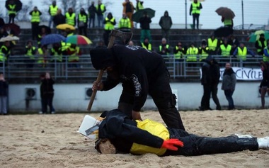Angouleme: O marionetă cu efigia lui Macron, decapitată în timpul unei manifestaţii a “vestelor galbene”. Parchetul a deschis o anchetă