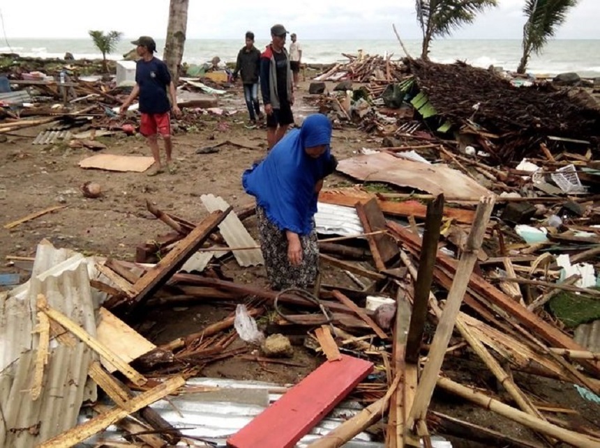 Bilanţul tsunamiului care a lovit Indonezia a crescut: 168 de morţi, peste 700 de răniţi