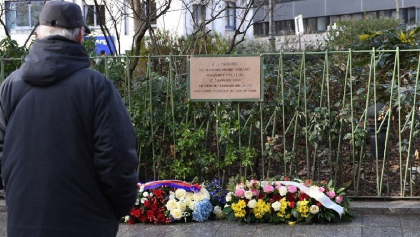 Placa dedicată memoriei poliţistului Ahmed Merabet, asasinat după atacul de la Charlie Hebdo, furată