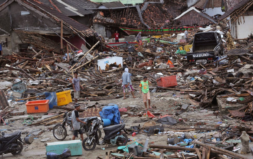 Ploi diluviene şi inundaţii afectează eforturile salvatorilor indonezieni, în urma tsunamiului soldat cu peste 400 de morţi, aproape 1.500 de răniţi şi aproape 160 de persoane date dispărute