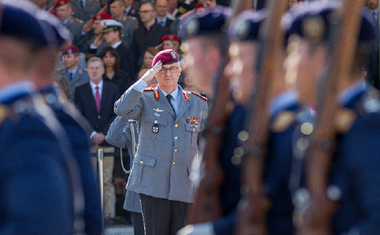 Armata germană intenţionează să recruteze specialişti din state UE; România, între alte state din Est, rezervată faţă de această idee, de teamă că militarii români ar putea  fi atraşi de salarii mai mari în Germania