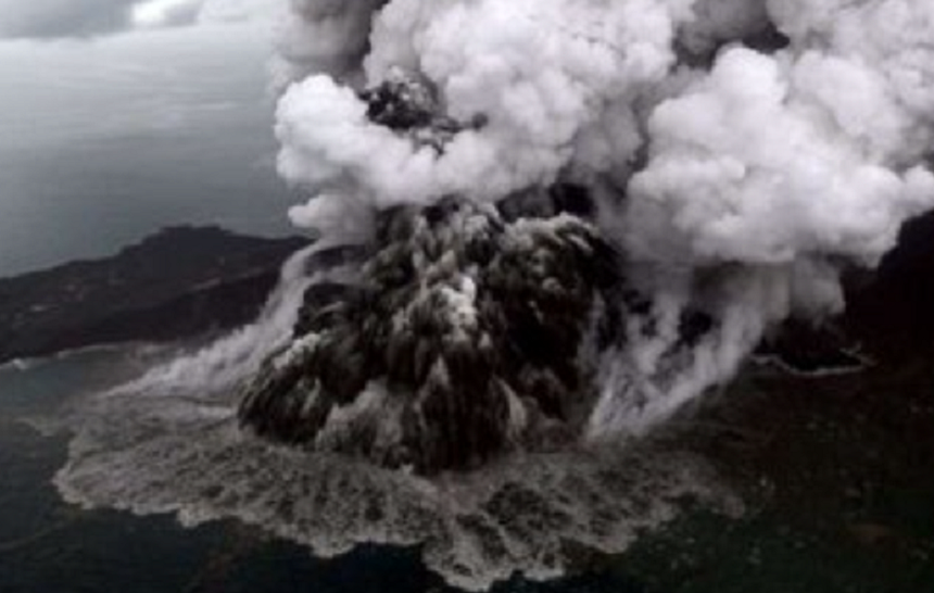 Autorităţile din Indonezia ridică nivelul alertei pentru vulcanul Anak Krakatau, avertizând privind riscul unor noi erupţii