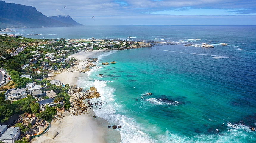 Scandal pe o plajă din Cape Town după ce mai multe persoane de culoare ar fi fost evacuate

