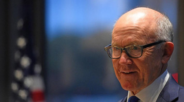Un acord comercial major americano-britanic ar putea să nu fie posibil din cauza acordului Brexitului, avertizează ambasadorul SUA la Londra Robert “Woody” Johnson