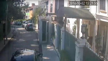 O televiziune turcă difuzează imagini cu bărbaţi care transportă valize şi saci în care susţine că se află corpul lui Khashoggi