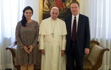 Purtătorul de cuvânt al Vaticanului, americanul Greg Burke, şi adjuncta sa, spaniola Paloma Garcia Ovejero, demisionează 
