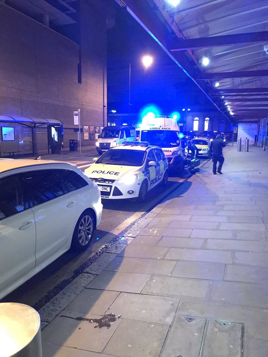 Un bărbat a înjunghiat trei persoane în noaptea de Anul Nou în Manchester; forţele anti-terorism investighează incidentul

