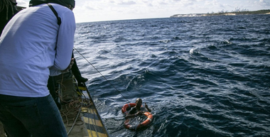 Europa, pe cale să bată ”recordul ruşinii” prin refuzul de a primi 30 de migranţi, abandonaţi pe Marea Mediterană de două săptămâni, denunţă ONG-uri