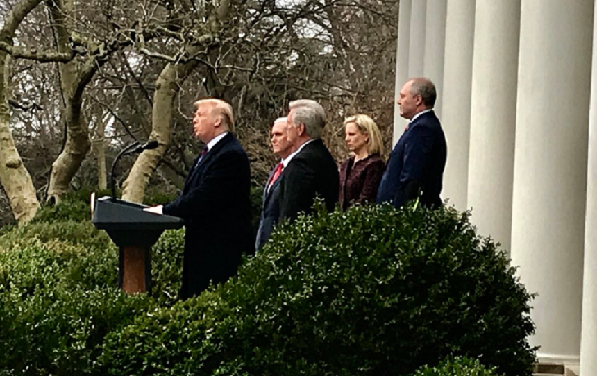 Trump îşi apără din nou, cu ghearele, zidul şi se declară pregătit de un "shutdown" îndelungat în urma unei întâlniri cu Schumer şi Pelosi la Casa Albă