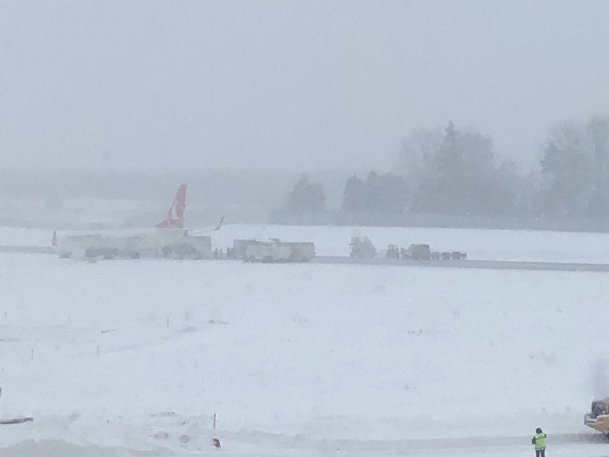 Mai multe curse aeriene perturbate pe aeroportul din Lvov, după ce un avion a alunecat şi a ieşit de pe pistă