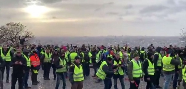Franţa: Mii de “veste galbene” protestează din nou. 24 de persoane reţinute la Paris, 13 la Bourges