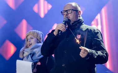 Primarul din Gdansk Pawel Adamowicz, între viaţă şi moarte după ce a fost rănit cu cuţitul, într-o Polonie şocată
