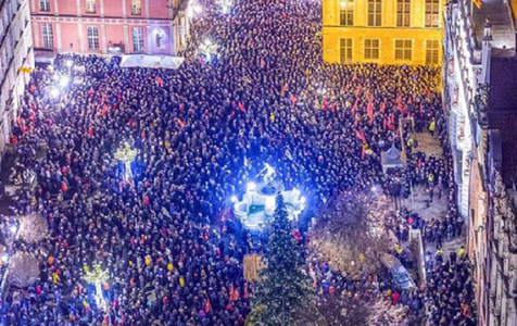 Mii de polonezi îi aduc, în principalele oraşe din ţară, un omagiu primarului Gdanskului Pawel Adamowicz, înjunghiat în inimă; agresorul, inculpat de crimă. Discursul emoţionant susţinut de Donald Tusk, fostul său aliat politic - FOTO