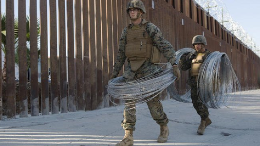Militari americani la frontiera cu Mexicul până în septembrie; misiunea trupelor desfăşurate a fost modificată la supraveghere mobilă şi instalarea de sârmă ghimpată
