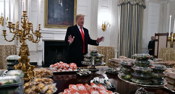 Donald Trump comandă şi plăteşte fast-food la Casa Albă, din cauza "shutdown"-ului