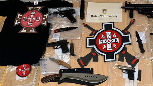 Armament confiscat în urma unor percheziţii vizând presupuşi membri ai Cavalerilor Naţional Socialişti din Ku Klux Klan Germania, o grupare de extremă dreapta