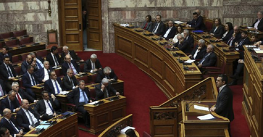 Tsipras mizează totul într-o moţiune de cenzură în Parlament, după două zile de dezbateri aprige între susţinători şi opozanţi ai acordului cu privire la noul nume al Republicii macedonene